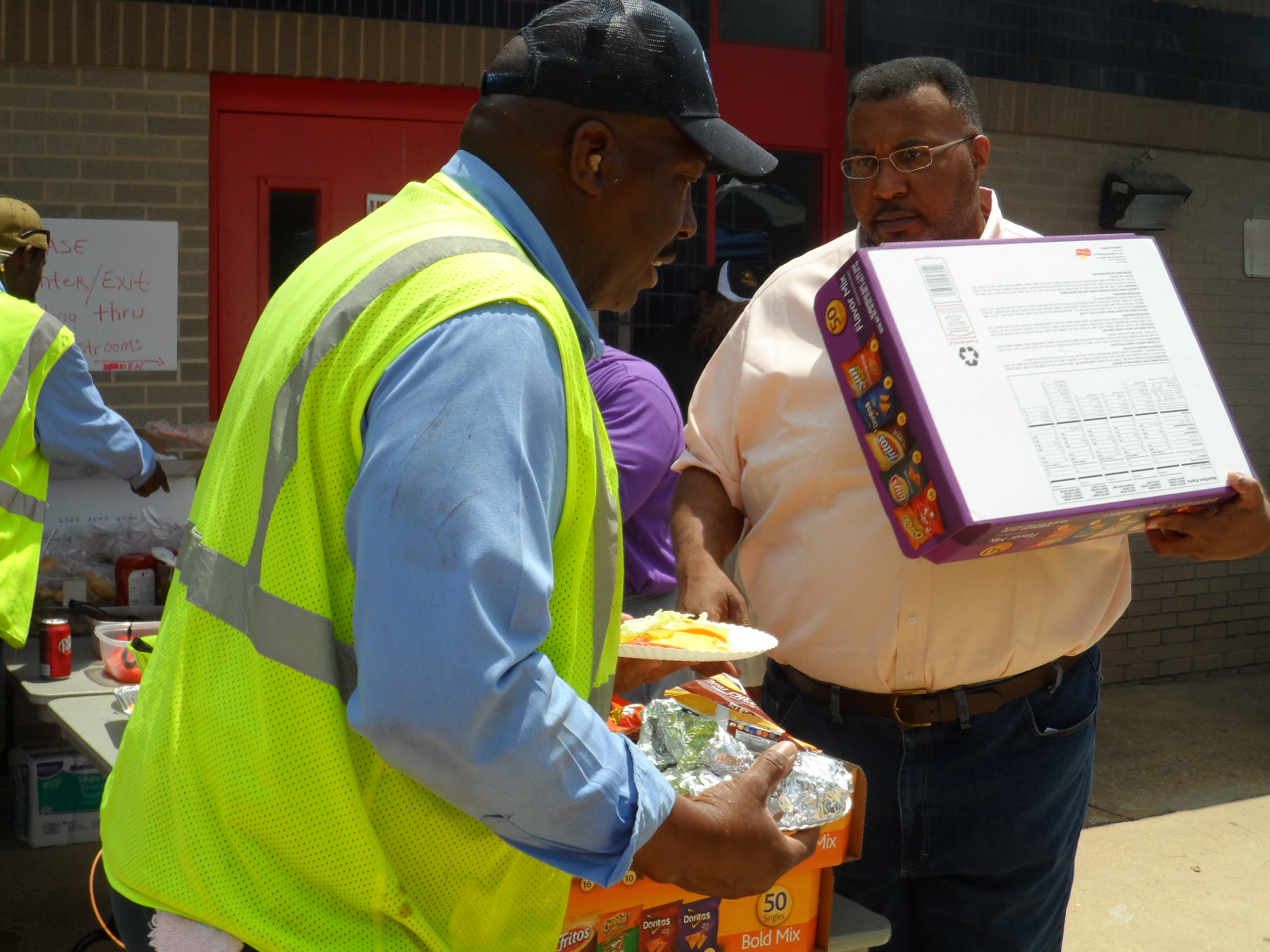 Mayor Glover helping with food 2